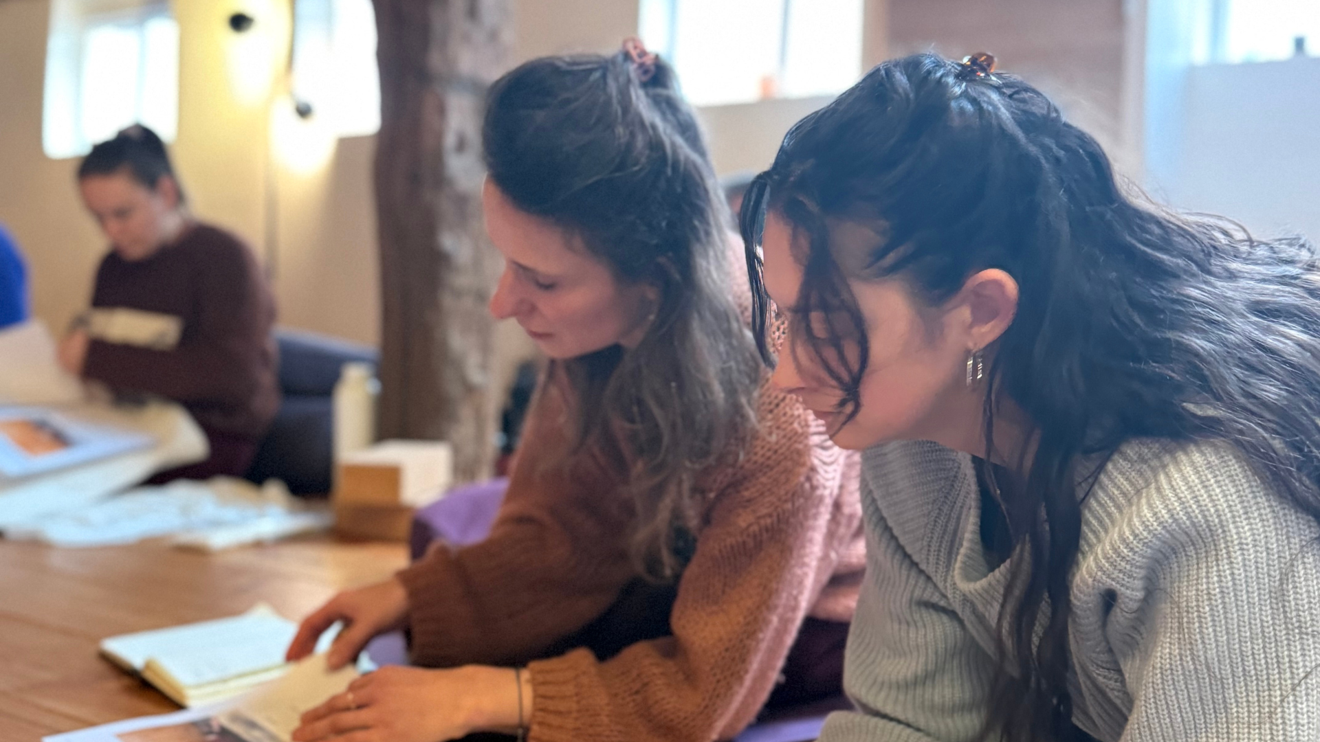 groep deelnemers tijdens een yoga teacher training met focus en aandacht