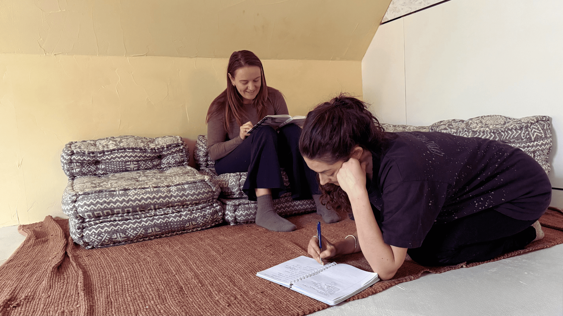 deelnemers verdiepen zich in yoga tijdens yoga teacher training