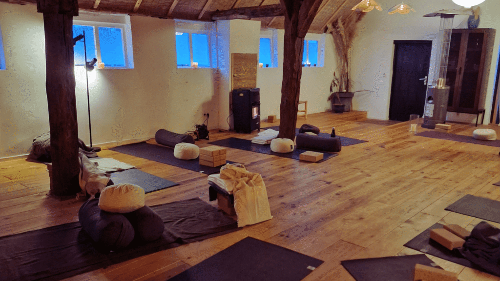 hoe ziet een yoga teacher training eruit