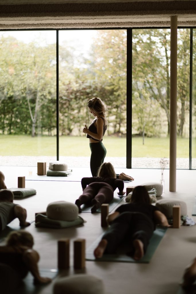yoga op hof van kairos the heart of connection