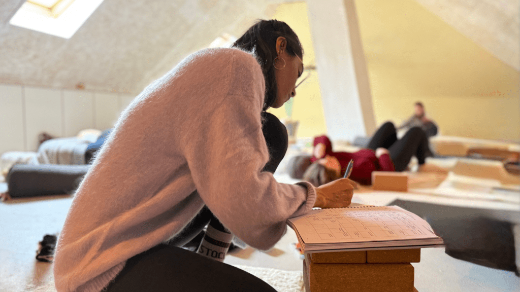 deelnemer tijdens een yoga opleiding voor persoonlijke verdieping