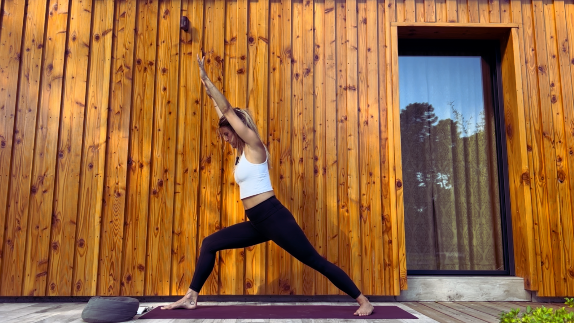deelnemer houdt een hatha yogahouding langer aan met focus op adem en aandacht