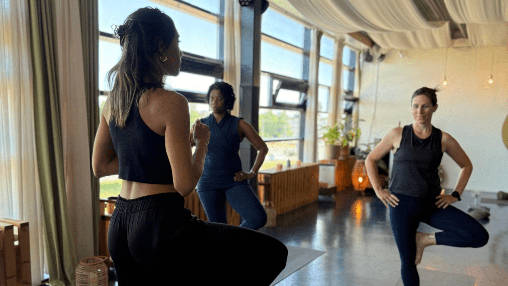 vergelijking tussen yin yoga en hatha yoga in twee verschillende yogahoudingen