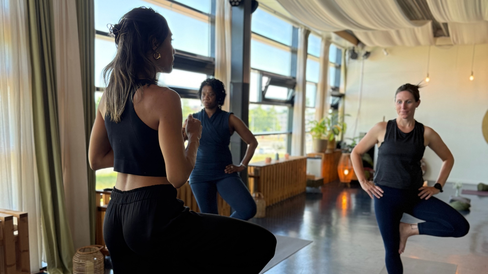 vergelijking tussen yin yoga en hatha yoga in twee verschillende yogahoudingen