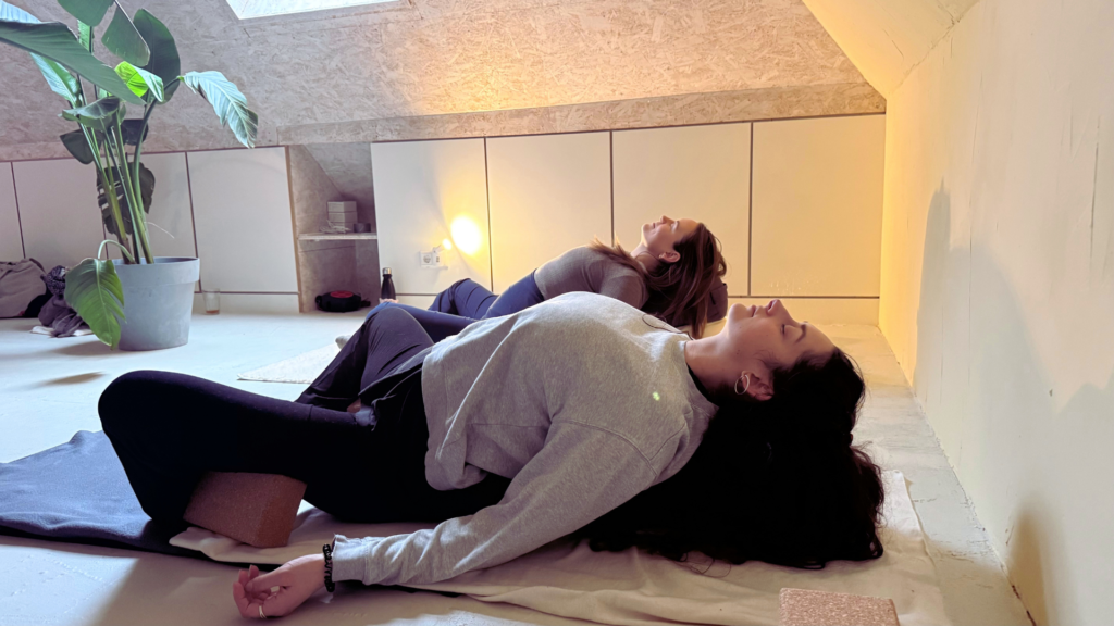 restorative yoga voor herstel en ontspanning