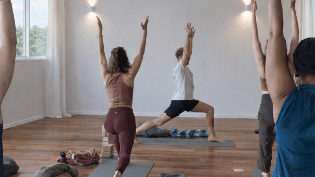 deelnemer tijdens een yoga teacher training die lesgeeft in nederland