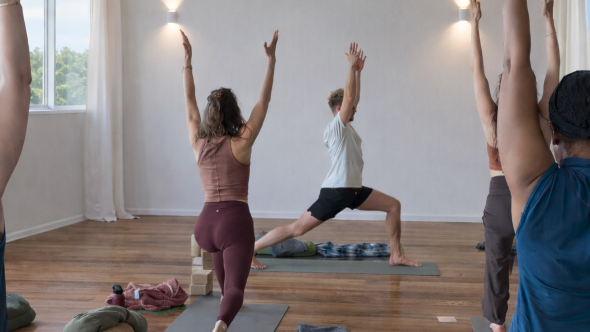 deelnemer tijdens een yoga teacher training die lesgeeft in nederland