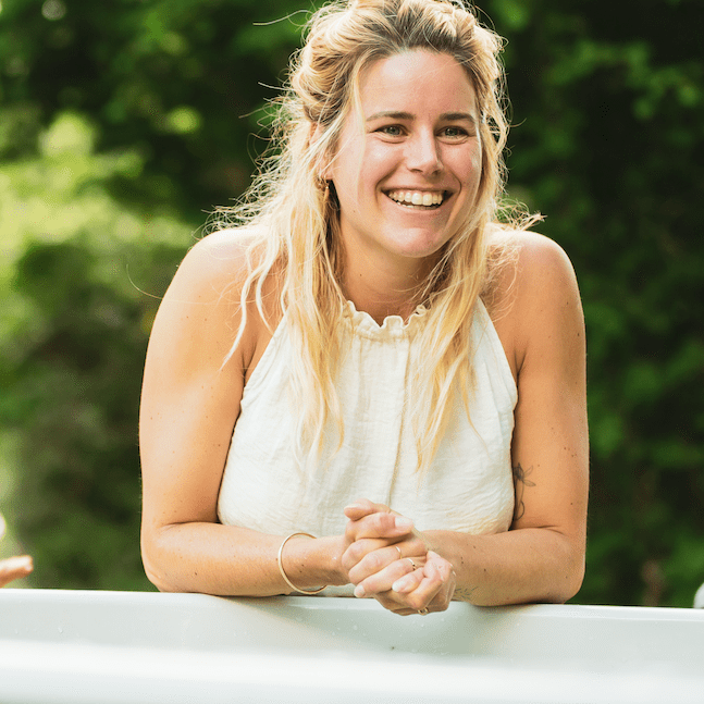 Selma van der Graaf van The Heart of Connection geeft yoga teacher training bij Hof van Kairos in de Achterhoek