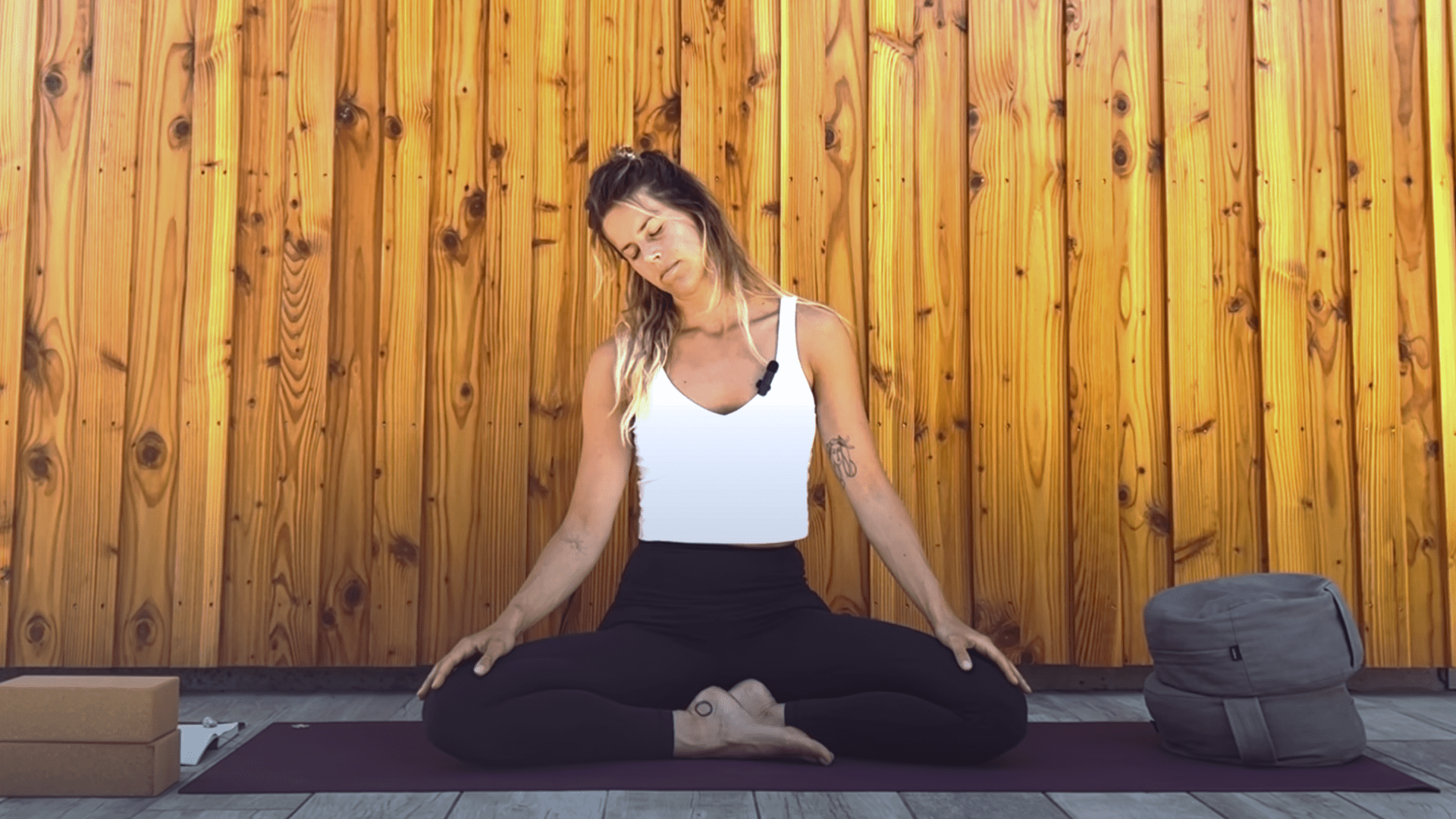 Verlicht de spanning in je nek met deze yoga les van the heart of connection