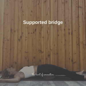 supported bridge een back bend en verlenging van de voorkant van je lichaam